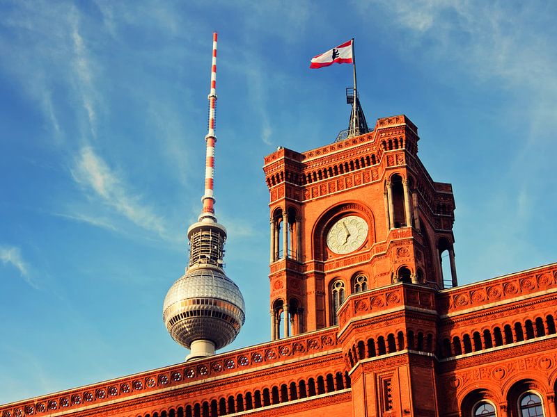 Berlin – Rotes Rathaus / Fernsehturm van Alexander Voss