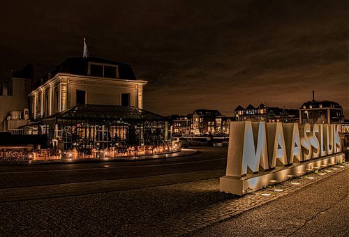 maassluis hafenkopf hotel abends dunkel hotel
