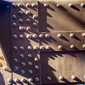 Fassade des Eiffelturms, Detail mit Schatten und Licht. von Blond Beeld