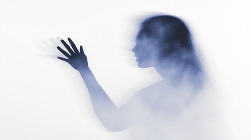 Rook omhult het silhouet van een vrouw