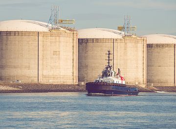 A tug underway on the Maasvlakte by scheepskijkerhavenfotografie