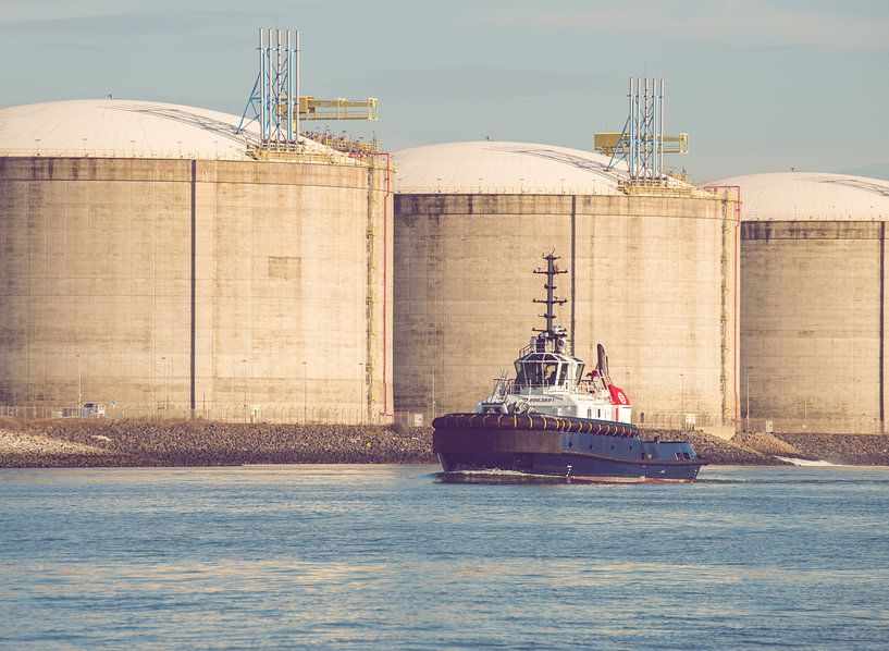 A tug underway on the Maasvlakte by scheepskijkerhavenfotografie