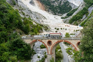 Marmorsteinbruch bei Carrara in den apuanischen Bergen von Animaflora PicsStock