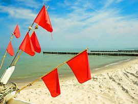 Fischerboot am Strand von Ahrenshoop von Katrin May