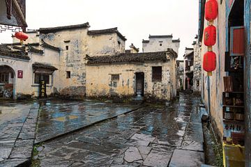 Rode lantaarns in chinees dorp van Paul Roholl