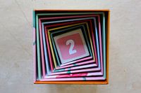 Spirale carrée avec le chiffre 2 (deux) coloré