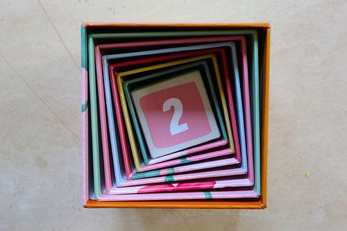 Spirale carrée avec le chiffre 2 (deux) coloré