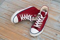 Canvas sneaker schoenen op vintage houten achtergrond