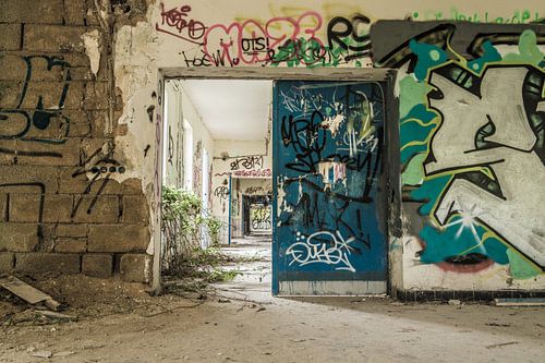 Couloir Urbex avec beaucoup de graffitis
