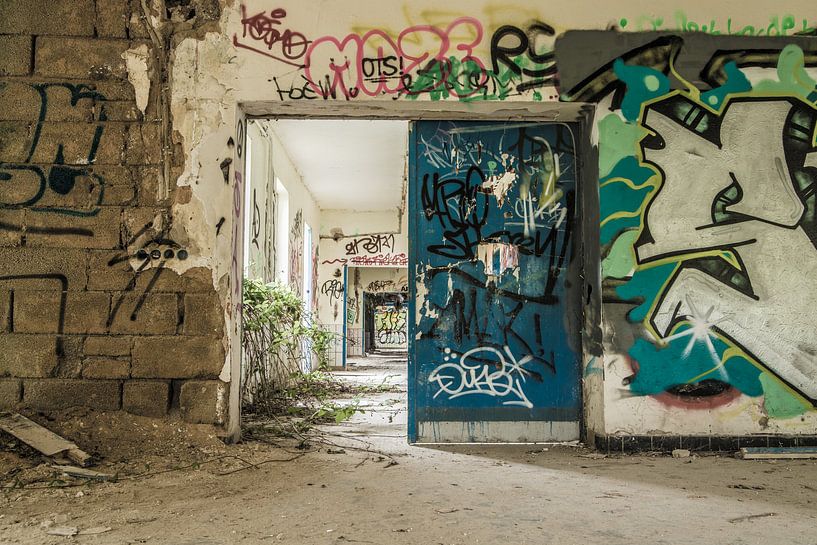 Urbex Korridor mit viel Graffiti von Sasja van der Grinten
