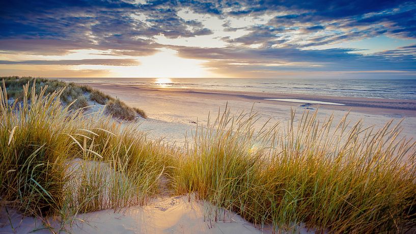 Sonnenuntergang über dem Strand von Ameland. von Karel Pops