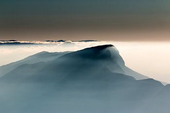 Nebelschleier umhüllen die Berggipfel