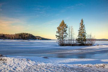 Het einde van de dag nadert aan het meer Naren in Zweden van Peter Rondaan