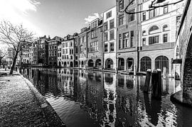 Maisons colorées bordant l'Oudegracht à Utrecht en hiver (en noir et blanc) sur André Blom Fotografie Utrecht