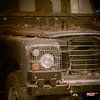 Gros plan d'une jeep Land Rover abandonnée dans la campagne sur KB Design & Photography (Karen Brouwer)