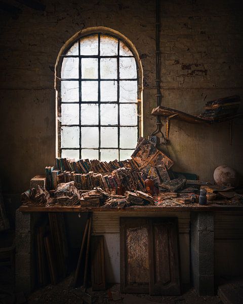 Verlassene Werkbank mit Büchern. von Roman Robroek – Fotos verlassener Gebäude