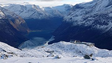 Blick auf die Skiliftplattform und den Lovatnet in Loen in Norwegen