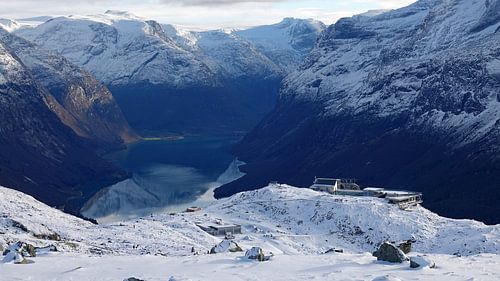 Uitzicht op het  skylift platform en het Lovatnet in Loen in Noorwegen