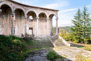 Bâtiment abandonné de l'extérieur. sur Roman Robroek - Photos de bâtiments abandonnés