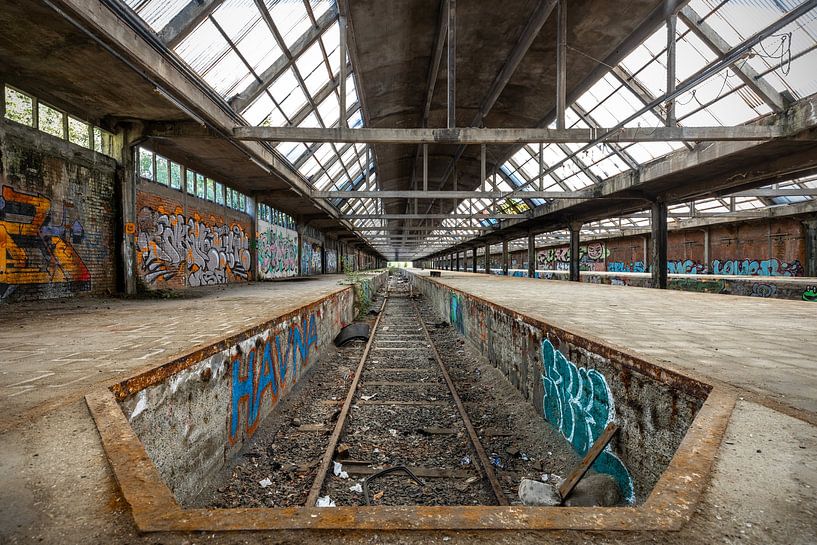 Verlaten treinstation van Jack van der Spoel
