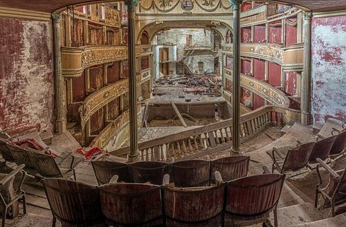 Verlaten Decay Theater in Italie met afgebroken balkon