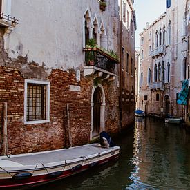 Die kleinen, magischen Straßen von Venedig in Italien von Art Shop West