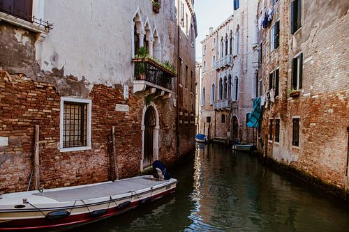 De kleine, magische straatjes van Venetië in Italië
