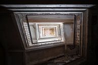 Escalier sombre abandonné. par Roman Robroek - Photos de bâtiments abandonnés Aperçu