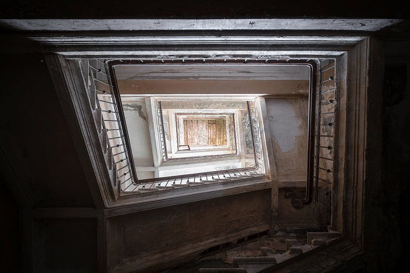 Escalier sombre abandonné. par Roman Robroek - Photos de bâtiments abandonnés