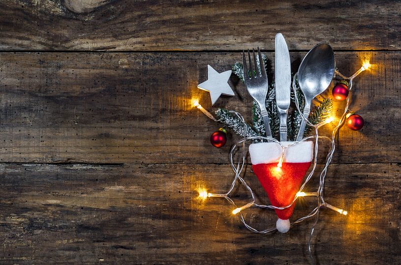 Kerstmis tafel setting met decoratie en kerstmuts van Alex Winter