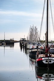 Avondstilte in de haven van Zierikzee van Werner Lerooy