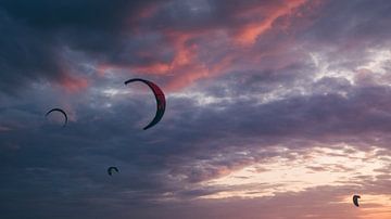 Kitesurfing by Marc Kleen