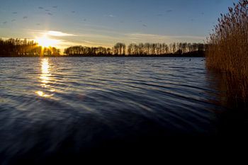 Ondergaande zon over meer