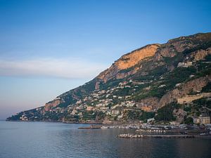 Die Amalfiküste bei Amalfi am Nachmittag