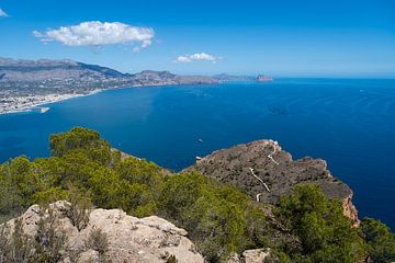 Uitzicht op het mediterrane kustlandschap van Adriana Mueller