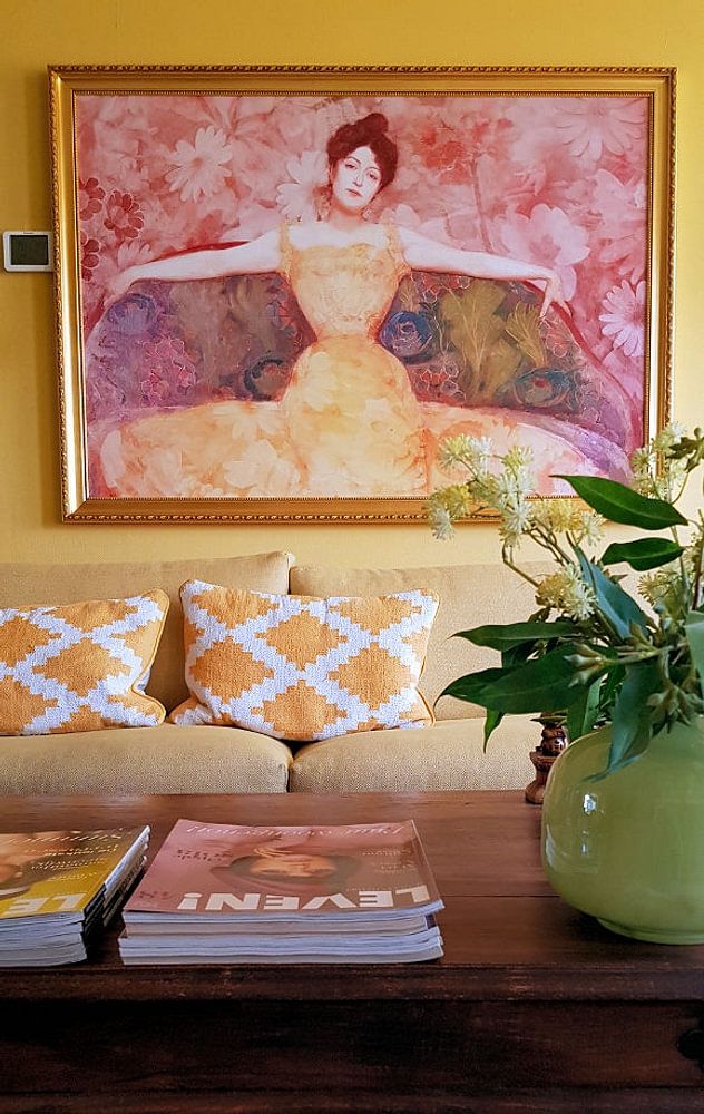 Dame in gele jurk omringd met bloemen, naar het werk van Max Kurzweil van MadameRuiz