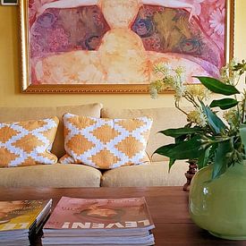 Photo de nos clients: Dame en jaune entourée de fleurs, d'après l'œuvre de Max Kurzweil II sur MadameRuiz, sur toile