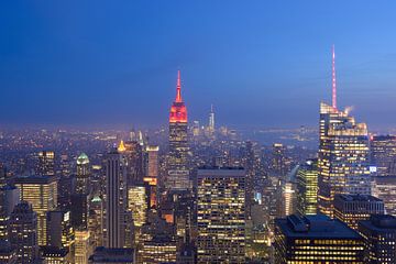 Manhattan New York avec l'Empire State Building en soirée sur Merijn van der Vliet