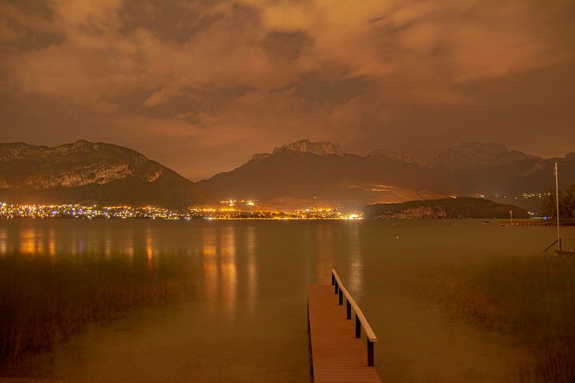 Menthon-Saint-Bernard, lac d'Annecy, au clair de lune par Lionel Jouan