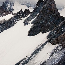 Bergspitze mit Schnee durch Wolken von Jacqueline Groot