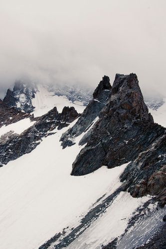 Haut de la montagne avec de la neige à travers les nuages