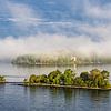 Inseln im Schärengarten mit Nebel vor Stockholm, Schweden von Rico Ködder