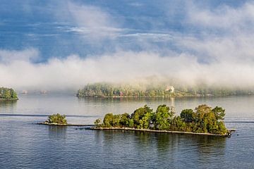 Eilanden in de archipel met mist voor de kust van Stockholm, Zweden