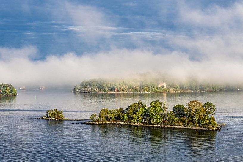 Îles de l'archipel avec brouillard au large de Stockholm, Suède par Rico Ködder