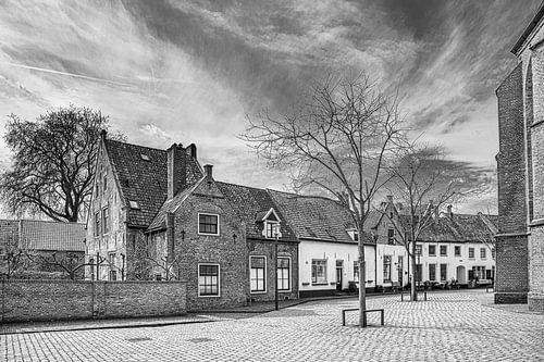 Straße in der Stadt Hattem am Fluss IJssel in schwarz-weiß