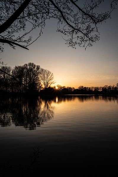 Coucher de soleil au bord de l'eau par Carla Beekhuizen