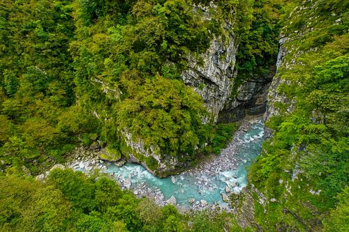 Gebirgsfluss in Schlucht in Norditalien