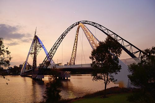 De Matagarup-brug wordt blauw & geel