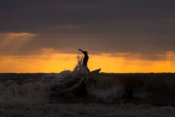 Surfer bei Sonnenuntergang in Den Haag von Julien Beyrath