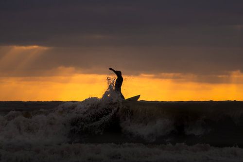Surfer bij zonsondergang in Den Haag